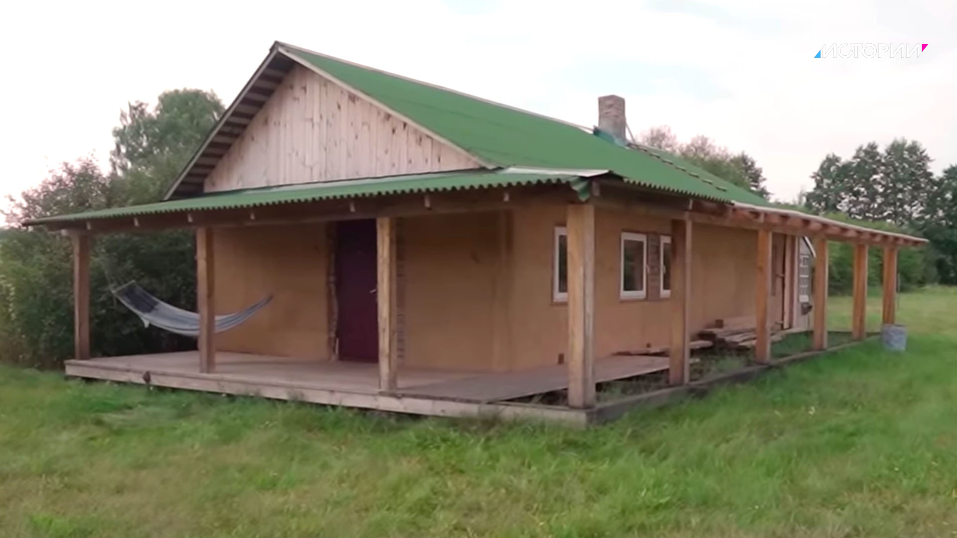 Молодая женщина построила своими руками мини-дом 15 м²
